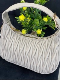 Жіноча сумка-багет із жатої еко-шкіри сiрого кольору 32251