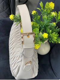 Жіноча сумка-багет із жатої еко-шкіри сiрого кольору 32251