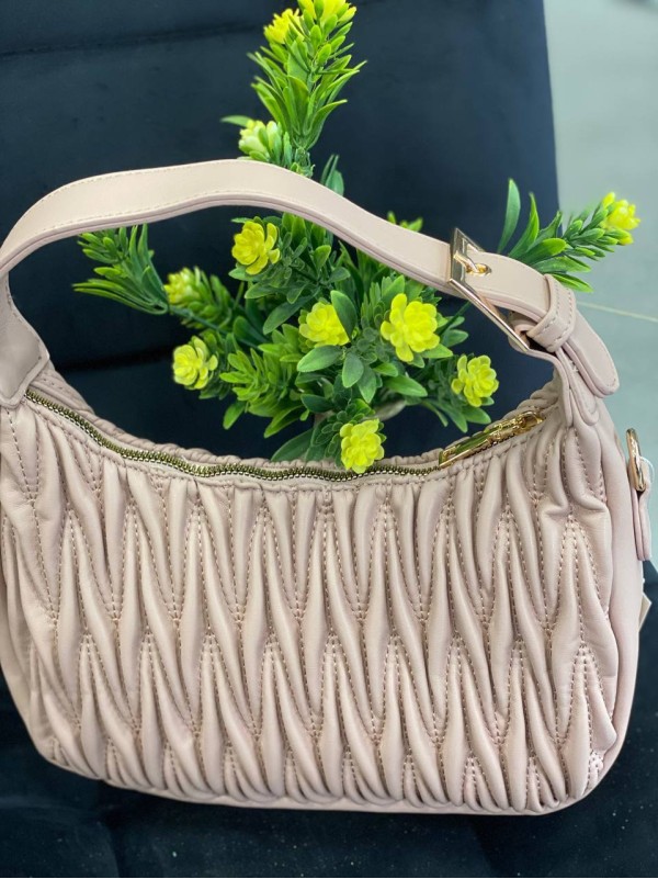 Жіноча сумка-багет із жатої еко-шкіри пудрового кольору 32252