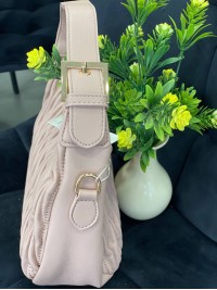 Жіноча сумка-багет із жатої еко-шкіри пудрового кольору 32252