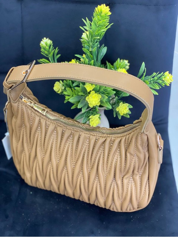 Жіноча сумка-багет із жатої еко-шкіри кавового кольору 32253