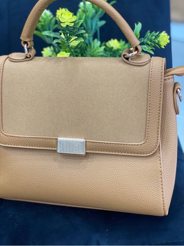 Жіноча класична сумка з еко-шкіри бежевого кольору 32260