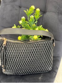 Жіноча сумка на плече із жатої еко-шкіри чорного кольору 32262