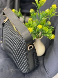 Жіноча сумка на плече із жатої еко-шкіри чорного кольору 32262