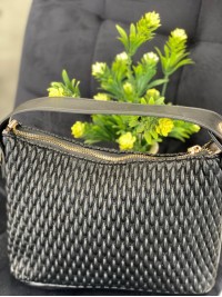 Жіноча сумка на плече із жатої еко-шкіри чорного кольору 32262