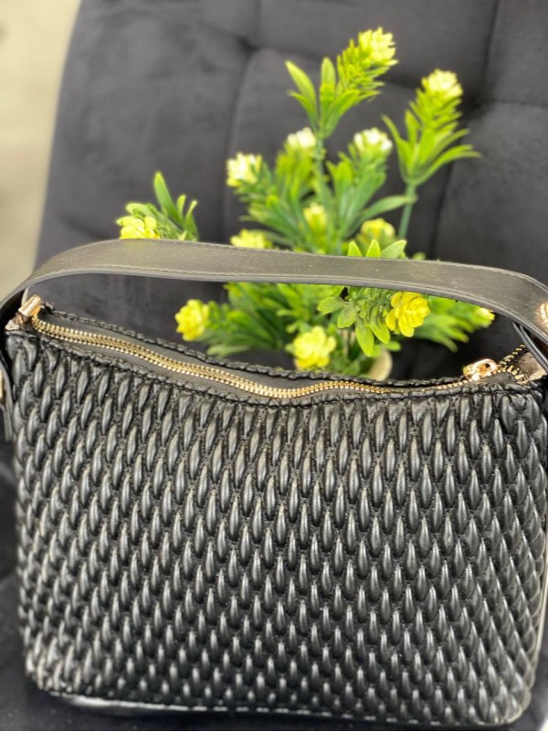 Жіноча сумка на плече із жатої еко-шкіри чорного кольору 32262