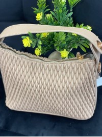 Жіноча сумка на плече із жатої еко-шкіри бежевого кольору 32265