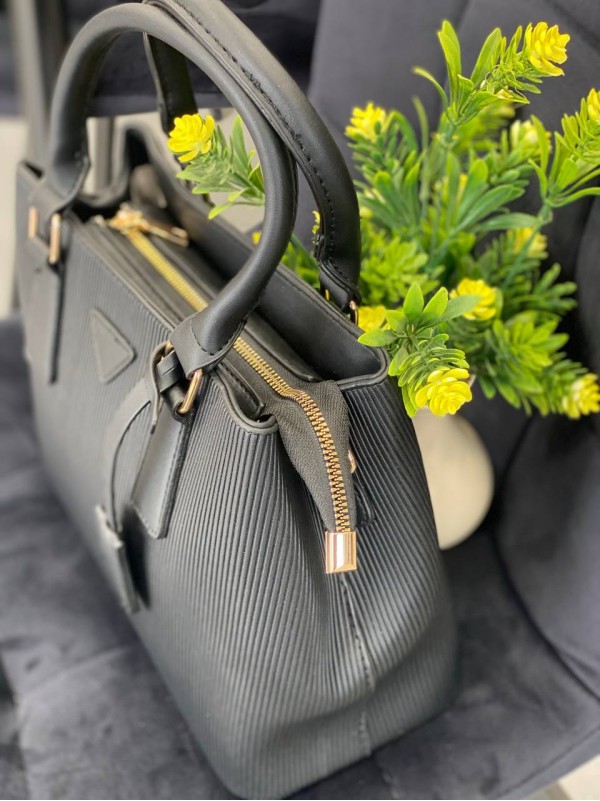 Жіноча базова сумка для роботи з еко-шкіри чорного кольору 32267