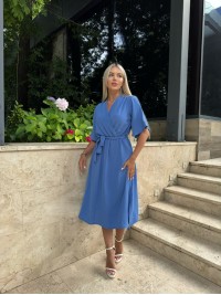 Легка сукня на запах із поясом синього кольору 32330