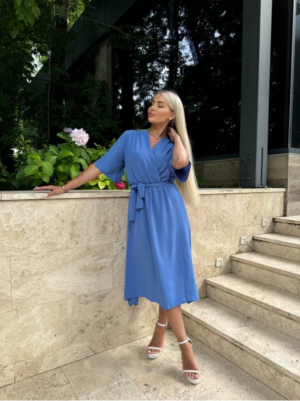 Легка сукня на запах із поясом синього кольору 32330
