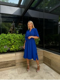 Легка сукня на запах із поясом темно-синього кольору 32332