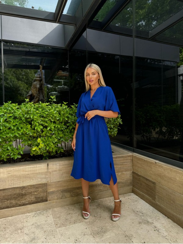 Легка сукня на запах із поясом темно-синього кольору 32332