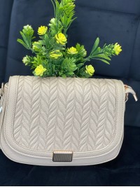 Жіноча сумка крос-боді на кнопцi з еко-шкіри бежевого кольору 32354