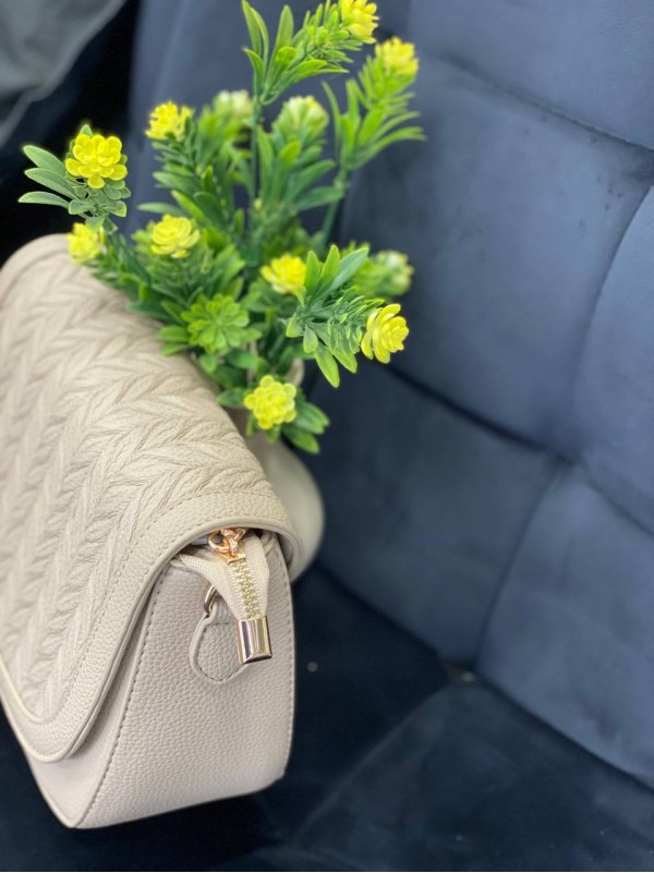 Жіноча сумка крос-боді на кнопцi з еко-шкіри бежевого кольору 32354