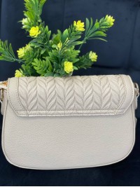 Жіноча сумка крос-боді на кнопцi з еко-шкіри бежевого кольору 32354