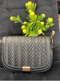 Жіноча сумка крос-боді на кнопцi з еко-шкіри чорного кольору 32355