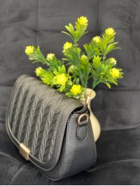 Жіноча сумка крос-боді на кнопцi з еко-шкіри чорного кольору 32355