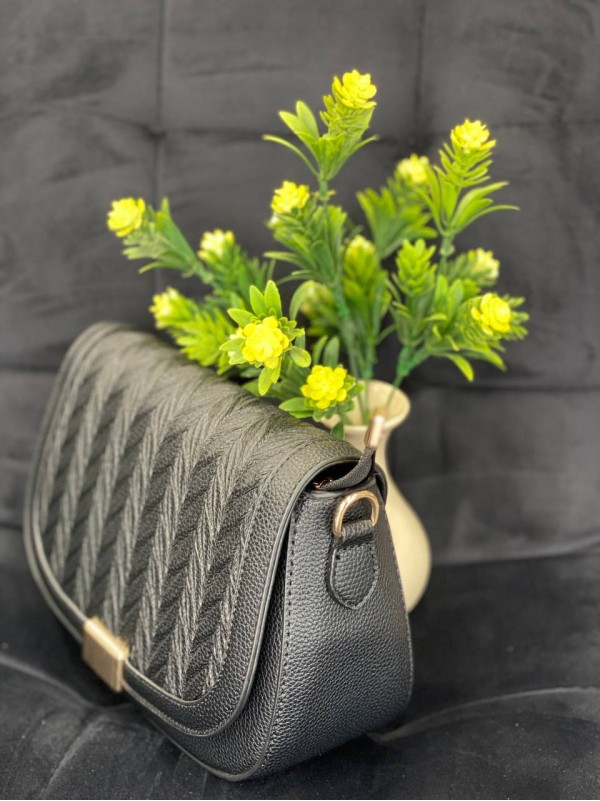 Жіноча сумка крос-боді на кнопцi з еко-шкіри чорного кольору 32355