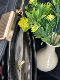 Жіноча сумка крос-боді на кнопцi з еко-шкіри чорного кольору 32355