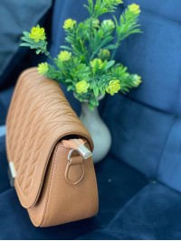 Жіноча сумка крос-боді на кнопцi з еко-шкіри коричневого кольору 32356