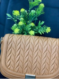 Жіноча сумка крос-боді на кнопцi з еко-шкіри коричневого кольору 32356