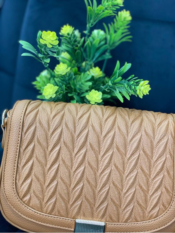 Жіноча сумка крос-боді на кнопцi з еко-шкіри коричневого кольору 32356