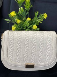 Жіноча сумка крос-боді на кнопцi з еко-шкіри молочного кольору 32358