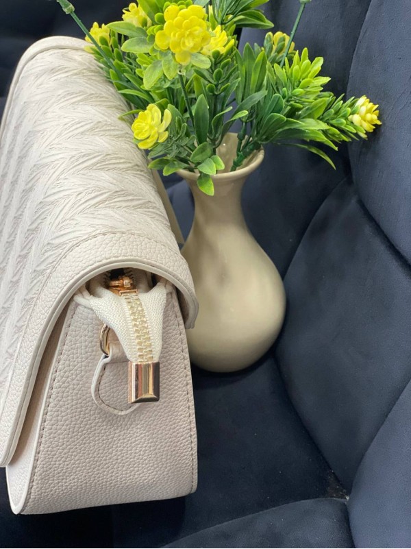 Жіноча сумка крос-боді на кнопцi з еко-шкіри молочного кольору 32358