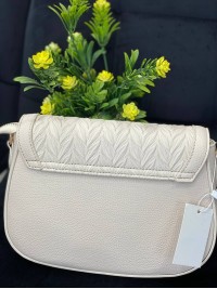 Жіноча сумка крос-боді на кнопцi з еко-шкіри молочного кольору 32358