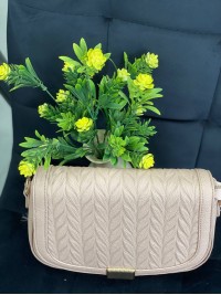 Жіноча сумка крос-боді на кнопцi з еко-шкіри пудрового кольору 32359