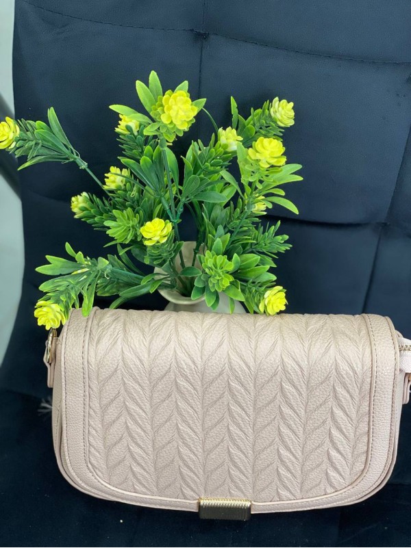 Жіноча сумка крос-боді на кнопцi з еко-шкіри пудрового кольору 32359