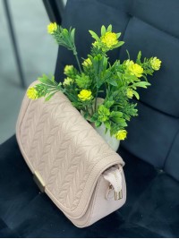 Жіноча сумка крос-боді на кнопцi з еко-шкіри пудрового кольору 32359