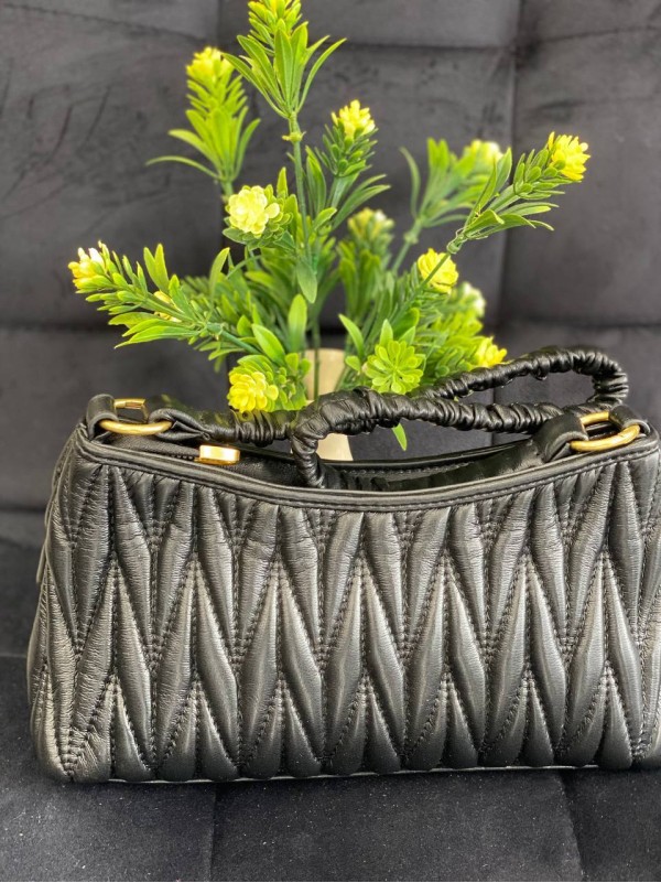 Жіноча сумка-багет із жатої еко-шкіри чорного кольору 32360