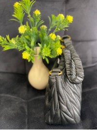 Жіноча сумка-багет із жатої еко-шкіри чорного кольору 32360