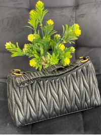 Жіноча сумка-багет із жатої еко-шкіри чорного кольору 32360