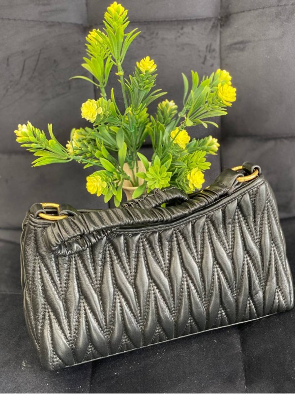 Жіноча сумка-багет із жатої еко-шкіри чорного кольору 32360