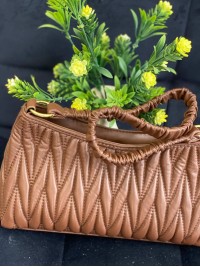 Жіноча сумка-багет із жатої еко-шкіри коричневого кольору 32361