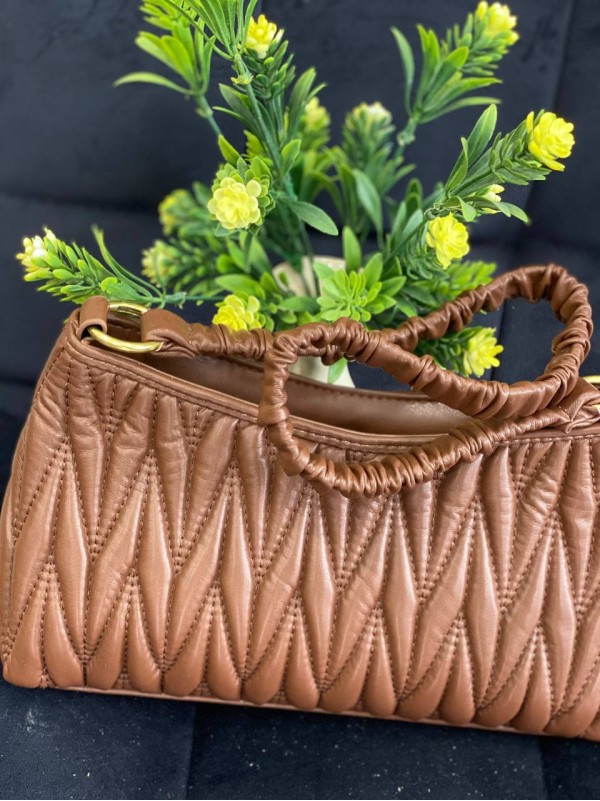 Жіноча сумка-багет із жатої еко-шкіри коричневого кольору 32361