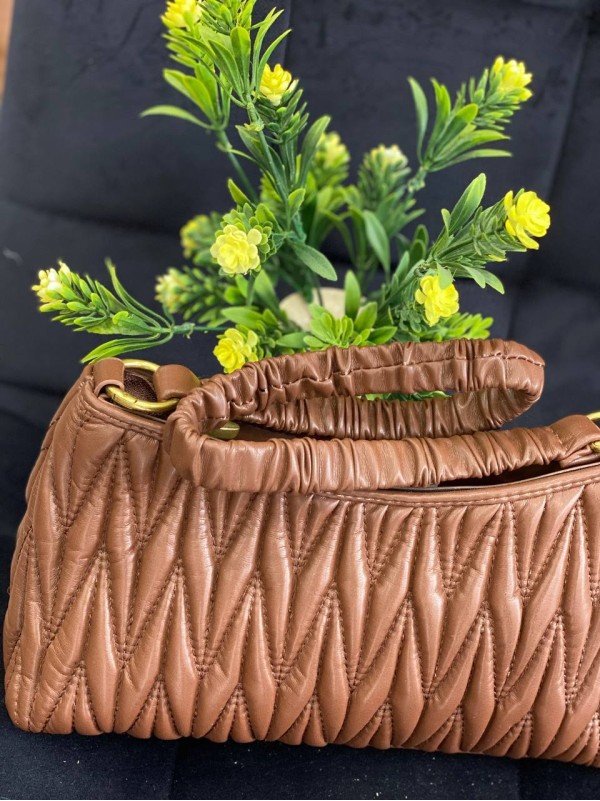 Жіноча сумка-багет із жатої еко-шкіри коричневого кольору 32361