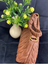 Жіноча сумка-багет із жатої еко-шкіри коричневого кольору 32361