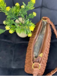 Жіноча сумка-багет із жатої еко-шкіри коричневого кольору 32361