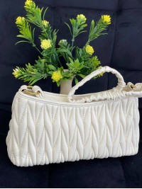 Жіноча сумка-багет із жатої еко-шкіри бiлого кольору 32362