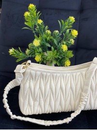 Жіноча сумка-багет із жатої еко-шкіри бiлого кольору 32362