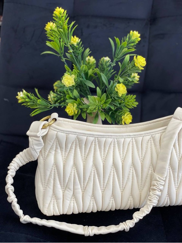 Жіноча сумка-багет із жатої еко-шкіри бiлого кольору 32362