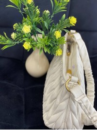 Жіноча сумка-багет із жатої еко-шкіри бiлого кольору 32362