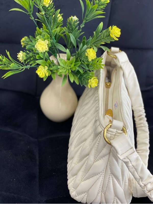 Жіноча сумка-багет із жатої еко-шкіри бiлого кольору 32362