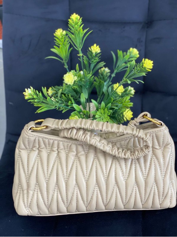 Жіноча сумка-багет із жатої еко-шкіри бежевого кольору 32364