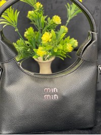 Жіноча сумка-багет з пористої еко-шкіри чорного кольору 32369