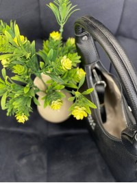 Жіноча сумка-багет з пористої еко-шкіри чорного кольору 32369