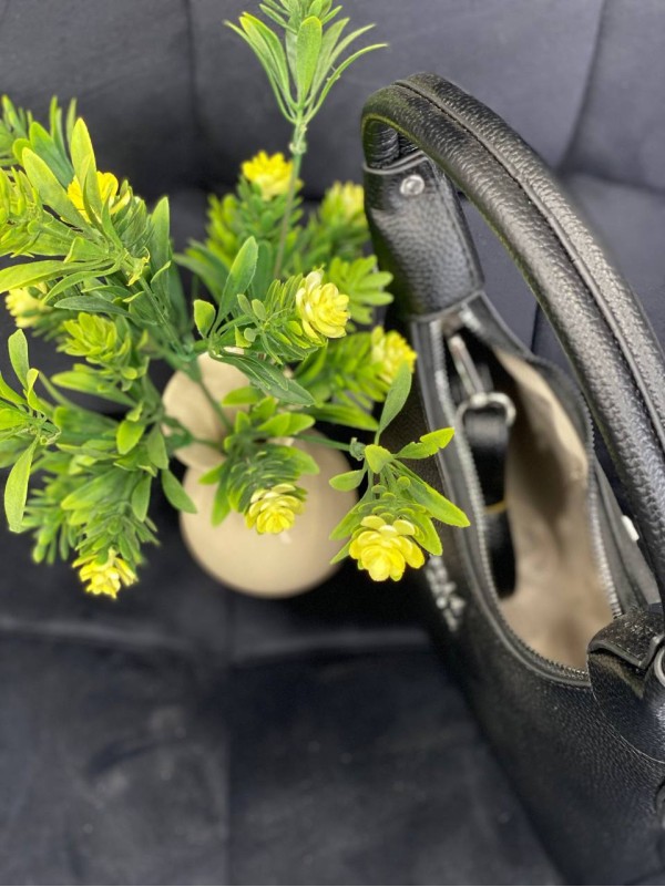 Жіноча сумка-багет з пористої еко-шкіри чорного кольору 32369